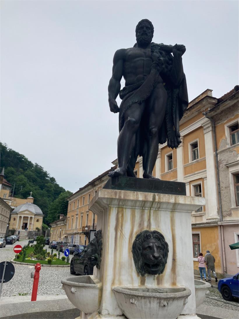 Stadtwahrzeichen aus Kanonenrohr gegossen: die Herkulesstatue
