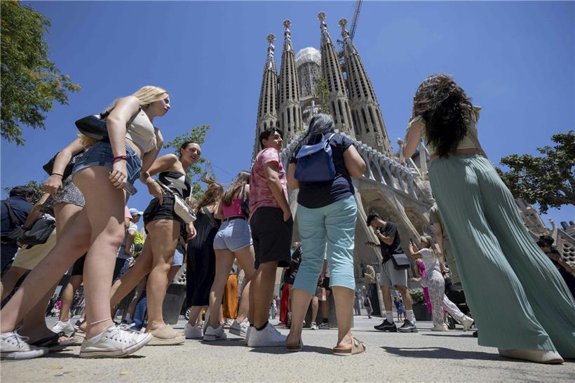 Luxemburger genießen im April die Frühlingssonne in den lebendigen Straßen Barcelonas