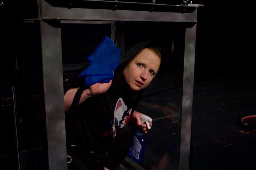 Stagehand Irina wischt die Scheiben des Wassertanks, in den Goldrake später gesperrt wird
