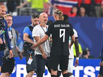 Stale Solbakken und norwegische Fußballspieler feiern mit jubelnden Fans im Stadion