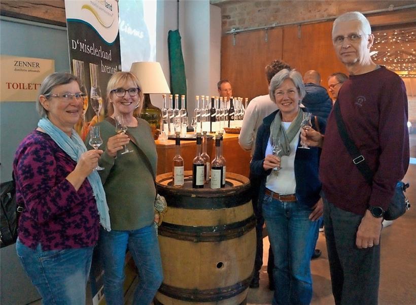 Stammgäste des Hauses aus Weilburg in Hessen degustieren die neuesten Kreationen
