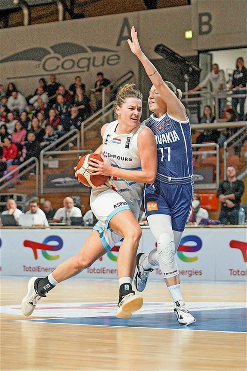 Stand insgesamt 35 Minuten auf dem Parkett und zeigte auch ohne Spielpraxis eine Menge Kampfgeist: Lisa Jablonowski (in Weiß)
