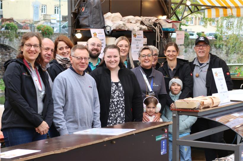 Standen fast den ganzen Tag auf den Füßen: Ralph Nosbusch (r.) und die restlichen Helfer der „Veiner Musik“
