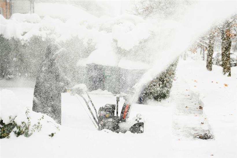 Star Haynes befreit ihre Einfahrt mit einer Schneefräse von Schnee
