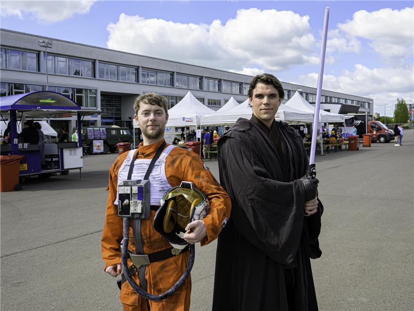 Logo von Star Wars vor schwarzem Hintergrund, ikonisches Sci-Fi-Film-Franchise weltweit beliebt und bekannt