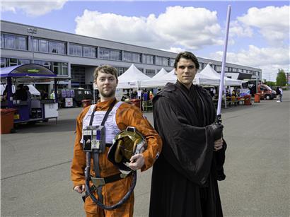 Logo von Star Wars vor schwarzem Hintergrund, ikonisches Sci-Fi-Film-Franchise weltweit beliebt und bekannt