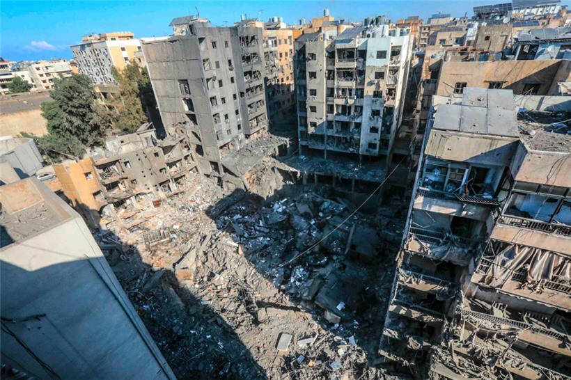 Stark beschädigte Häuser in der Umgebung von Gebäuden, die durch israelische Angriffe, bei denen der Hisbollah-Führer Hassan Nasrallah getötet wurde, dem Erdboden gleichgemacht wurden
