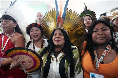 Stark vertreten waren in Belém die indigenen Völker, hier in der Mitte die zuständige Ministerin Brasiliens, Sônia Guajajara
