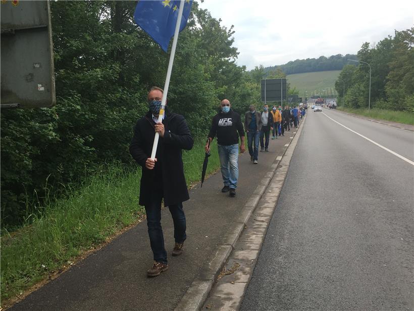 Starke Symbolik: Etwa 100 Menschen tragen in einer spontanen und friedlichen Akt...