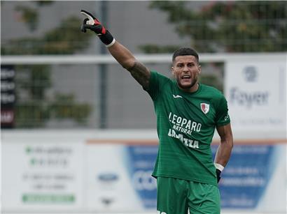 Portrait von Geordan Dupire, stark und entschlossen, als Symbol für Rückhalt und Unterstützung im Team.