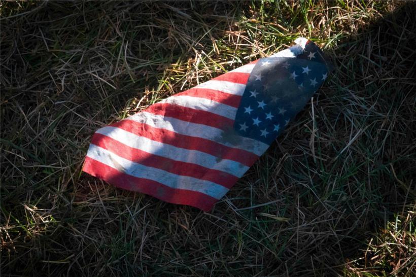 Stars and Stripes im Zwielicht, hier anlässlich einer Demonstration am 12. Oktober in Boradview (Illinois)  
