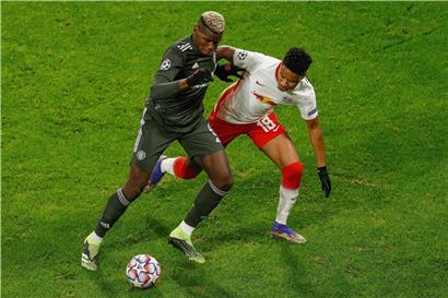 Stars wie Paul Pogba (links) teilen ihre Erfahrungen mit Diskriminierung im Fußball. 
