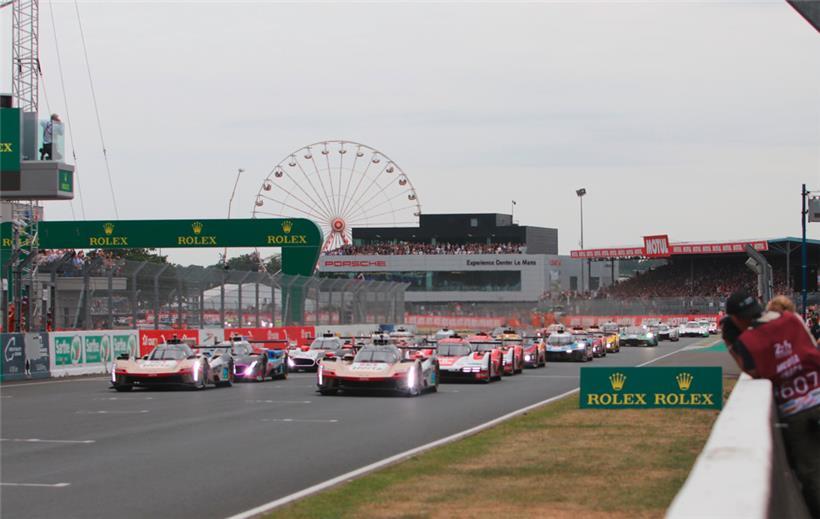 Start der 62 Boliden am Samstagnachmittag