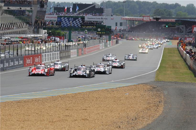 Start vor der einzigartigen Boxen-Tribünen-Kulisse von Le Mans. Dies war auch der Ort des Dramas von 1955 (2015) 
