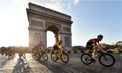 Statt am 19. Juli in Paris anzukommen, wird das Peloton nun am 20. September in der französischen Hauptstadt eintreffen.
