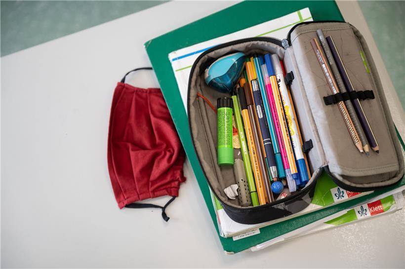 Statt auf Nase und Mund liegt die Maske auf der Schulbank. In Luxemburgs Schulen gibt es keine Maskenpflicht in den Klassenzimmern.
