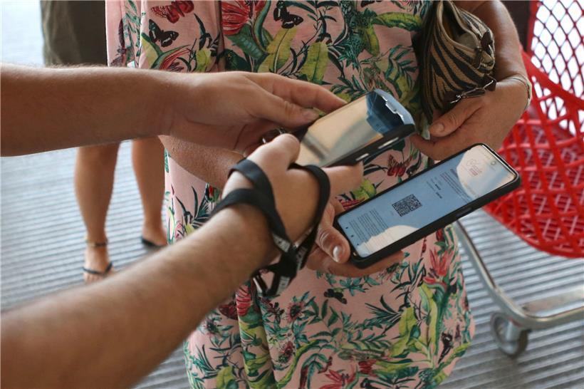 Statt eines Handys oder eines Blatts Papier mit dem QR-Code setzt ein italienischer Student auf ein Tattoo
