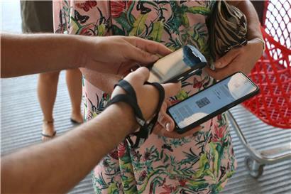 Statt eines Handys oder eines Blatts Papier mit dem QR-Code setzt ein italienischer Student auf ein Tattoo
