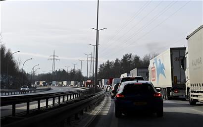 Stau auf der Luxemburger Trier-Autobahn: Grenzgänger aus Deutschland müssen rückwirkend im Nachbarland Steuern auf ihre Überstunden zahlen
