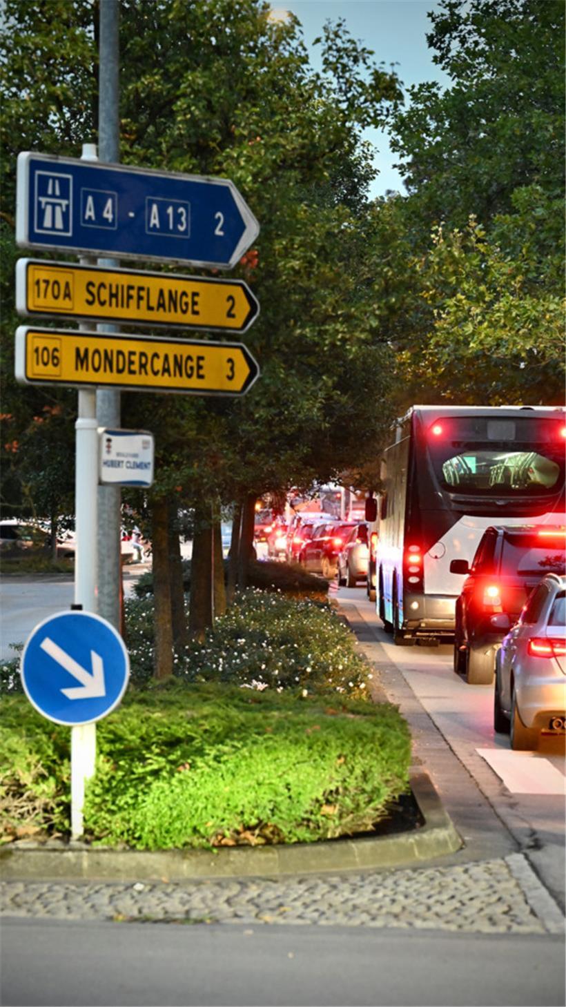 Stau auf der ganzen Länge des Boulevard Hubert Clément/Boulevard Pierre Dupong in Lallingen
