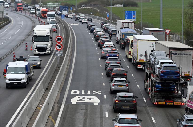 Stau trotz Platz: Die neue Fahrspur für Mitfahrgelegenheiten auf der A3 löst Debatten aus
