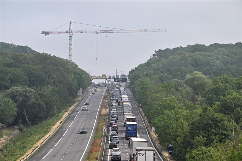 Stau vor einer Baustelle auf der A3 am 19. Juni 2023
