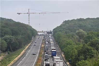 Stau vor einer Baustelle auf der A3 am 19. Juni 2023
