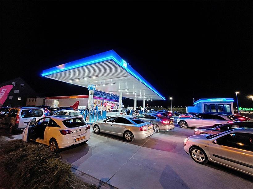 Stau vor einer Tankstelle in Bascharage am 9. März
