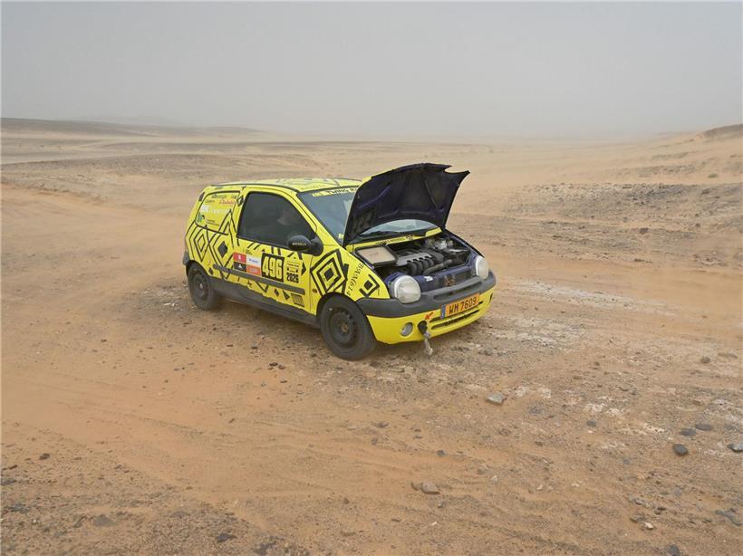 Renault Twingo strandet in staubiger Einöde, Auto in schwieriger Offroad-Situation bei trockenem Gelände