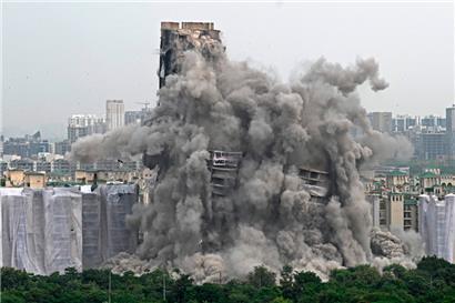 Staubwolke über Neu-Delhi: Indien hat illegal gebaute Hochhäuser gesprengt
