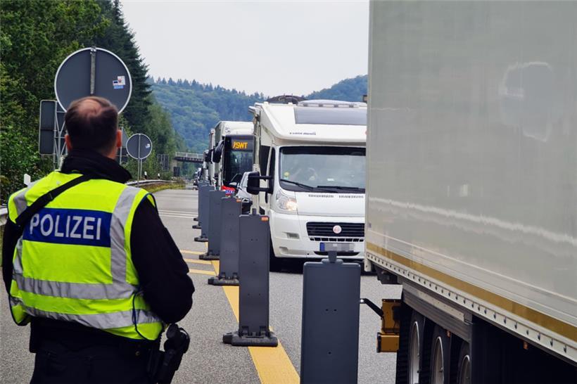 Staugefahr: Schon zur Mittagszeit zog sich die Warteschlange vor der Kontrollstelle einen Kilometer lang
