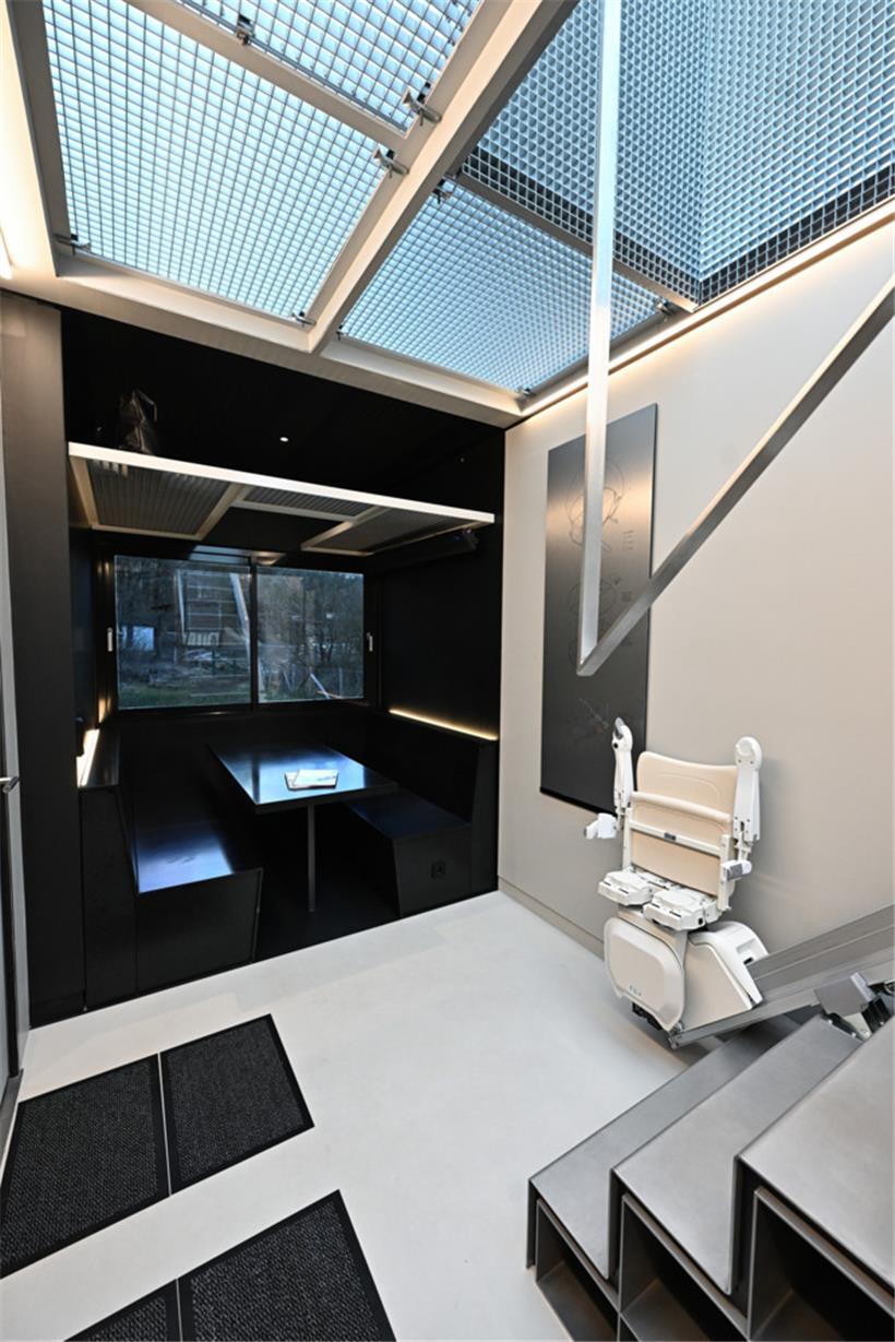 Stauraum gibt es genug im Gîte. Über dem Esstisch, wie im Zug oder in den Sitzbä...