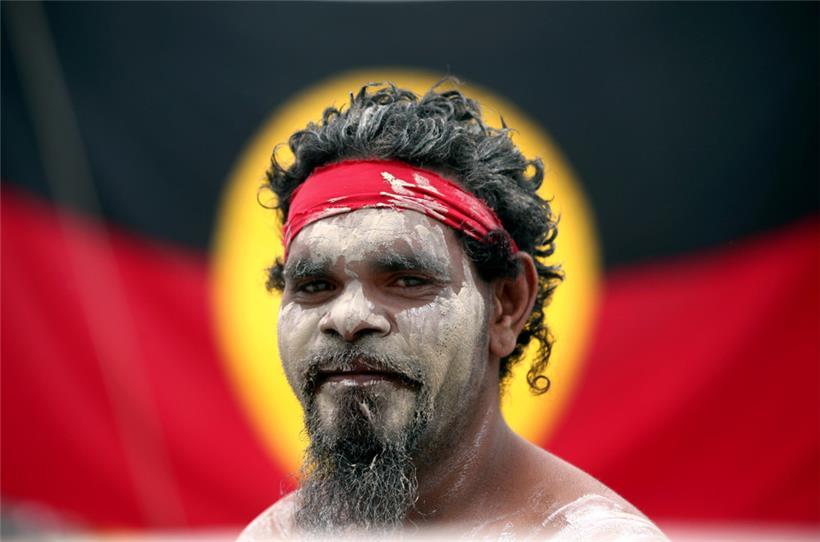 Stedman Sailor steht vor der Flagge der Aborigines
