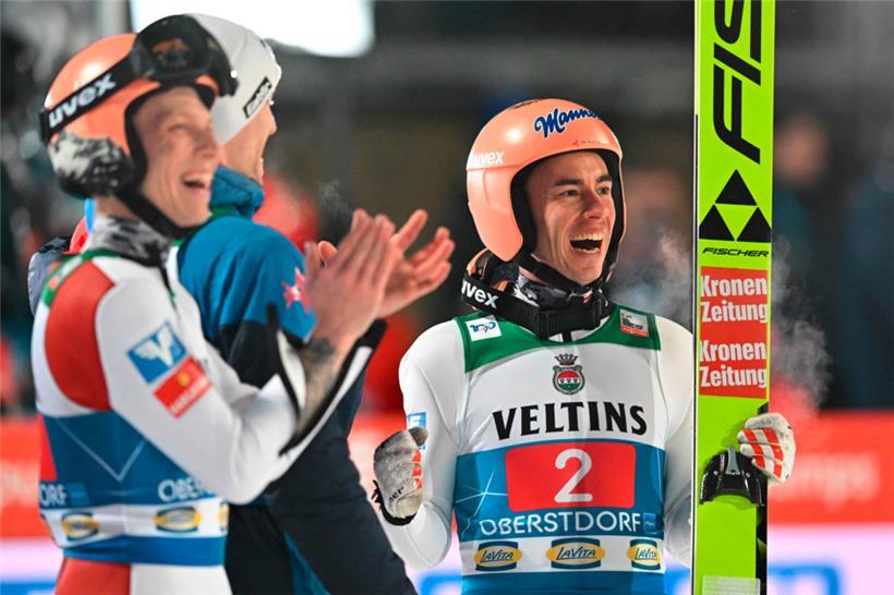 Stefan Kraft (r.) feiert mit den Teamkollegen seinen Auftaktsieg
