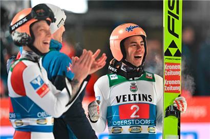 Stefan Kraft (r.) feiert mit den Teamkollegen seinen Auftaktsieg
