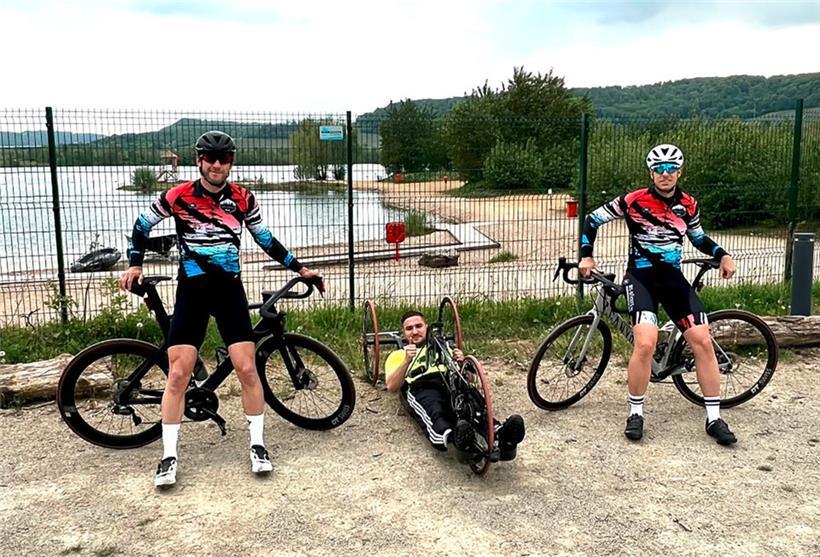 Stefan Lafontaine (l.) und Kim Simon (r.) radeln für den guten Zweck durch Frankreich. Durch Spenden soll der querschnittsgelähmte Kamel Sidhoum (M.) ein eigenes Handbike bekommen.
