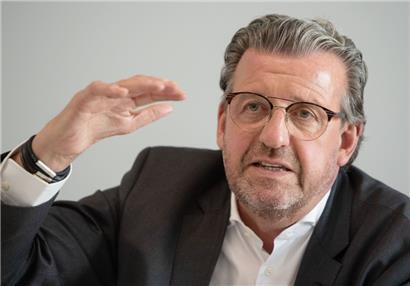 Stefan Wolf, Präsident des Arbeitgeberverbandes Gesamtmetall, meint, dass in Deutschland das Rentenalter auf 70 Jahre erhöht werden soll
