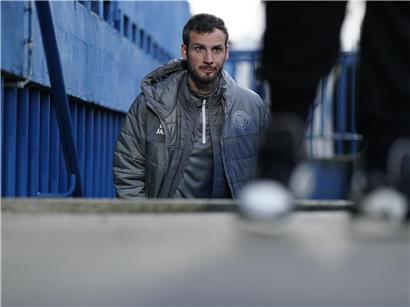 Stefano Bensi verlässt enttäuscht den Platz auf der Bank während eines Fußballspiels