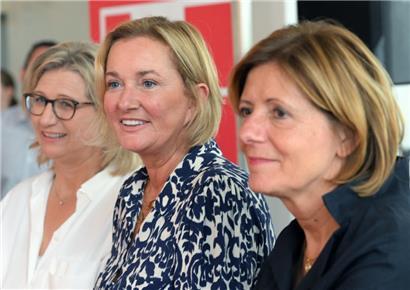 Stehen zusammen: die beiden SPD-Ministerpräsidentinnen Anke Rehlinger (links) und Malu Dreyer (rechts) und die LSAP-Spitzenkandidatin Paulette Lenert (Mitte)
