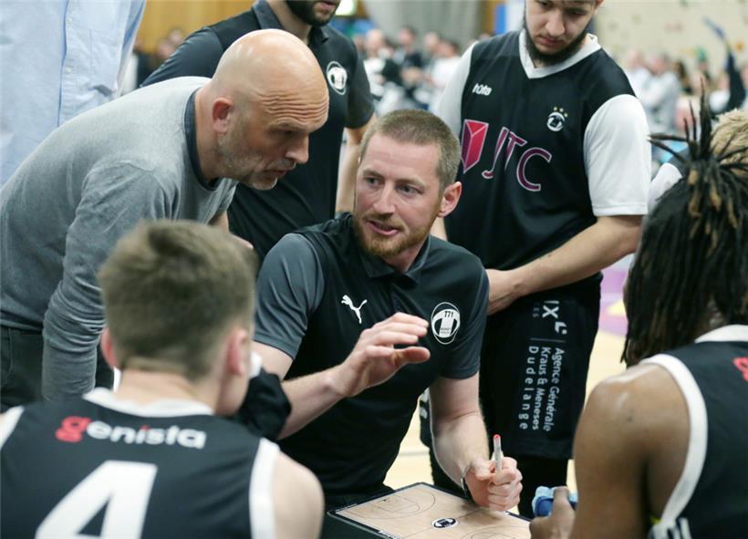 Steht „Neuling“ Tom Schumacher mit Rat und Tat zur Seite: Assistant-Coach Jeff Wampach (l.)

