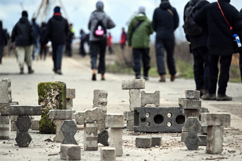 Steine auf einer Zufahrt zur Ortschaft Lützerath