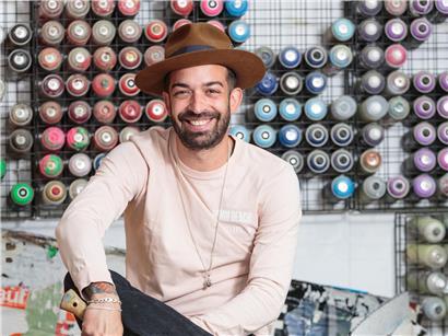 Stellt derzeit zum ersten Mal in Frankfurt aus: der Luxemburger Künstler Eric Mangen, hier bei einem Fototermin für das Magazin Revue