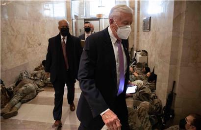 Steny Hoyer, Demokrat aus Maryland, schreitet an der Nationalgarde im Kapitol vorbei. Die Sicherheit wurde nach dem Ansturm drastisch verstärkt.
