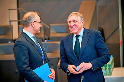 Stephan Müller, ständiger Vertreter Luxemburgs bei der NATO, und Verteidigungsminister François Bausch in Brüssel
