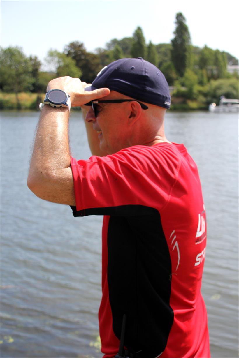 Stéphane Cesari, Präsident des nationalen Ruderverbandes, hält im Zielbereich gespannt Ausschau nach den ersten Booten
