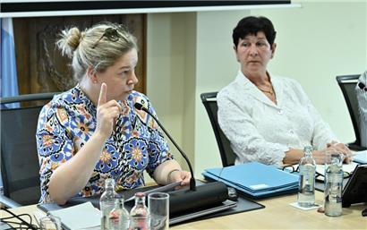 Stéphanie Ansay (l.) richtet sich bei ihrem Rücktritt direkt an Bürgermeisterin Marion Zovilé (r.)
