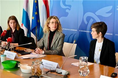 Stéphanie Goergen, Joëlle Welfring und Patty Koppes stellten am Freitag Projekte und Gesetze zur Abfallvermeidung und Mülltrennung vor
