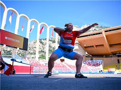 Stéphanie Krumlovsky bei der Siegerehrung mit neuem Landesrekord im Leichtathletik-Wettkampf