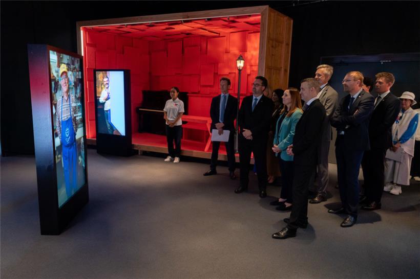 Stéphanie Obertin mit einem Teil der Wirtschaftsdelegation beim Besuch des Luxemburger Pavillons 
