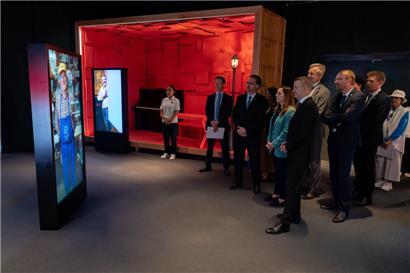 Stéphanie Obertin mit einem Teil der Wirtschaftsdelegation beim Besuch des Luxemburger Pavillons 
